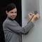 Josephine Przyborowski von der Bernauer Tourist-Information bringt einen der insgesamt 22 neuen QR-Codes an.