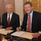 Dr. Hans Dieter Beck (links) und Staatsminister Dr. Marcel Huber unterzeichnen den neuen Kooperationsvertrag zum Weiterbetrieb der Datenbank BAYERN-RECHT.