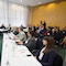Jon Abele, Partner und Leiter Öffentliche Auftraggeber bei BearingPoint (links), vor der Jury und dem Plenum des 14. E-Government-Wettbewerbs.