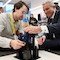 Baden-Württembergs Innenminister Thomas Strobl (r.) beim Makeathon im Rahmen der Morgenstadt-Werkstatt.