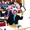Räte der Stadt Geestland erscheinen mit Tablet zur Sitzung.