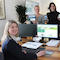 Julia Mockenhaupt, Stefanie Gowik und Andree Schneider (hinten v.l.) präsentieren Bürgermeisterin Christa Schuppler die neue Wilnsdorfer Website.