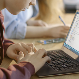 An Hamburgs Schulen sollen Tablets, Computer oder Smartphones künftig genauso selbstverständlich genutzt werden wie Arbeitsheft und Schulbuch.