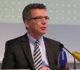 IT-Gipfel: Bundesinnenminister Thomas de Maizière kündigte eine breite Diskussion über die Netzpolitik an. 
