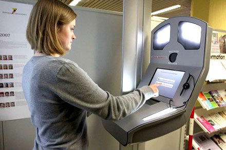 Am SB-Terminal im Göttinger Rathaus können Daten für Personalausweis und Reisepass erfasst werden.