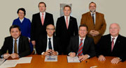Vereinbarung zur erweiterten Zuständigkeit im Kfz-Bereich in Niederbayern unterzeichnet.