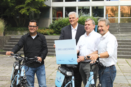 RWE übergibt E-Bikes an die Stadt Arnsberg.