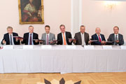 Fünf Energieversorger, Stadt Bonn und Rhein-Sieg-Kreis unterzeichnen „Gemeinsame Erklärung zur Förderung der E-Mobilität“.