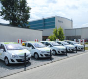 Autos als Speicher: e-SolCar-Fahrzeuge an der Ladesäule.