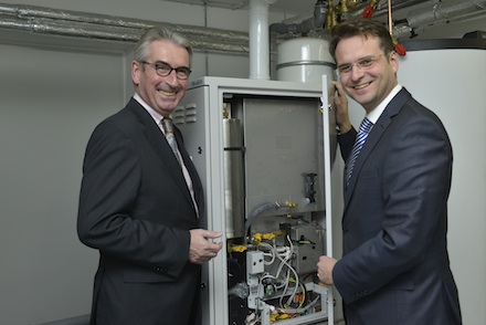 Wuppertal: Sparkassenchef Peter Vaupel (links) und der WSW-Vorstandsvorsitzende Andreas Feicht nahmen das Brennstoffzellen-Mikro-BHKW in der Sparkassenfiliale offiziell in Betrieb.