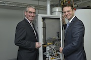 Wuppertal: Sparkassenchef Peter Vaupel (links) und der WSW-Vorstandsvorsitzende Andreas Feicht nahmen das Brennstoffzellen-Mikro-BHKW in der Sparkassenfiliale offiziell in Betrieb.