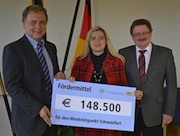Scheckübergabe: Freistaat fördert den Windstützpunkt im Landkreis Schweinfurt.
