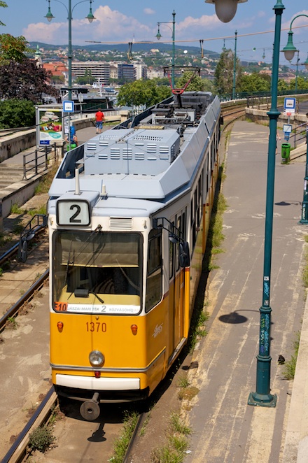 Budapest: An rund 250 Stopps und Verkehrsknotenpunkten werden die Fahrgäste künftig über aktuelle Abfahrtszeiten informiert. 