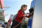 EU-Kommission: Tankstellennetz für alternative Kraftstoffe soll dichter werden.