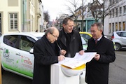 Veit Steinle, Bundesverkehrsministerium, unterzeichnet den Förderbescheid für das Projekt Elektromobilität im Stauferland (EMiS).