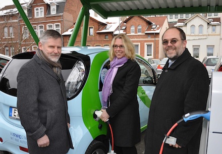 Bad Kreuznachs Oberbürgermeisterin Heike Kaster-Meurer „betankt“ ein E-Auto.