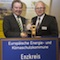 Landrat Karl Röckinger (r.) nimmt den European Energy Award von Umweltminister Franz Untersteller entgegen.