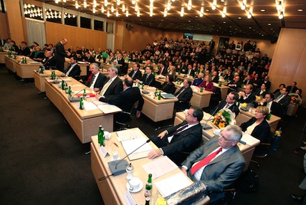 Nach dem Vorbild der Stadt Bonn will Wuppertal künftig Ratssitzungen auch live im Web übertragen.