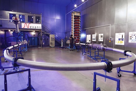 Im Hochspannungslabor des Nexans-Werks Hannover wurde dieser Prototyp eines Supraleiter-Kabelsystems für die Essener Innenstadt auf Herz und Nieren geprüft.