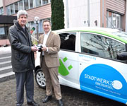 Stadtwerke-Geschäftsführer Jürgen Funke (links) übergibt den Schlüssel des ersten Stadtwerke-E-Mobils an den Ersten Stadtrat Christof Fink.