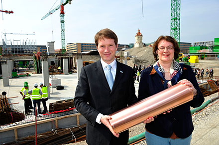 Münchens Bürgermeisterin Christine Strobl und Florian Bieberbach, Vorsitzender der Geschäftsführung der SWM, bei der Grundsteinlegung für das IT-Rathaus München.