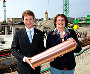Münchens Bürgermeisterin Christine Strobl und Florian Bieberbach, Vorsitzender der Geschäftsführung der SWM, bei der Grundsteinlegung für das IT-Rathaus München.