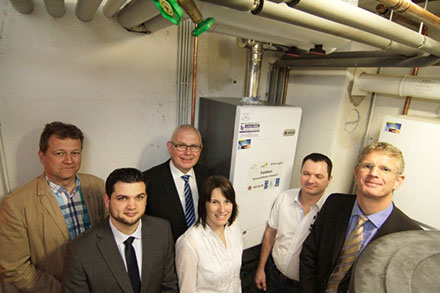 Familie Bastian hat jetzt ein Brennstoffzellen-Mikro-Blockheizkraftwerk in ihrem Heizungskeller.