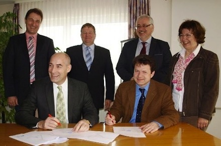 Unterzeichnung der Verträge zum Bau einer Bürger-Biogasanlage im Katlenburger Rathaus.