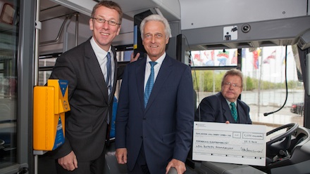 Bundesminister Peter Ramsauer (r.) übergibt den Förderbescheid an die Leipziger Verkehrsbetriebe für das Projekt eBus Batterfly.