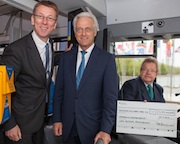 Bundesminister Peter Ramsauer (r.) übergibt den Förderbescheid an die Leipziger Verkehrsbetriebe für das Projekt eBus Batterfly.