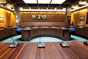 Der große Sitzungssaal im Rathaus Bad Friedrichshall wurde mit einem drahtlosen Konferenzsystem ausgestattet.