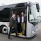 SWB-Geschäftsführer Heinz Jürgen Reining (li.) bei der Vorstellung des Elektrobusses des chinesischen Busherstellers BYD. 