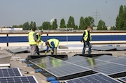 Installation der Solaranlage auf einem der Dächer des Berliner Großmarkts.