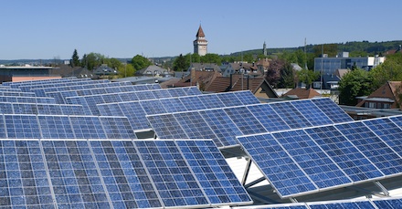 Solarkraftwerk der Technischen Werke Schussental (TWS): Wer in die Erzeugung regenerativer Energien investieren will, der kann sich künftig an der TWS beteiligen.