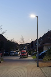 Typische Anliegerstraße mit LED Beleuchtung. 