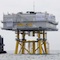 Das 3.200 Tonnen schwere Umspannwerk des Offshore-Windpark DanTysk wurde auf die Jacket-Unterkonstruktion aufgesetzt.