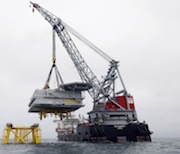Das 3.200 Tonnen schwere Umspannwerk des Offshore-Windpark DanTysk wurde auf die Jacket-Unterkonstruktion aufgesetzt.