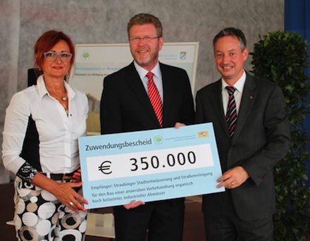 Umweltminister Huber (CSU) überreicht Vertreter der Kläranlage Straubing den mit 350.000 Euro dotierten Abwasser-Innovationspreis.