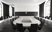 Schorndorfer Sitzungssaal ausgestattet mit MCS 50 Konferenzsystem.