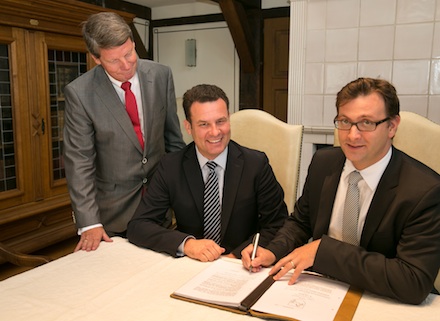 Bei der Unterzeichnung der Verträge (v.l.n.r.): Fritz Winzer (Notar), Matthias Nerlich (Bürgermeister Gifhorn), Julien Mounier (Vorstand BS Energy).