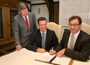 Bei der Unterzeichnung der Verträge (v.l.n.r.): Fritz Winzer (Notar), Matthias Nerlich (Bürgermeister Gifhorn), Julien Mounier (Vorstand BS Energy).