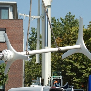 Eine neue Mikrowindanlage auf dem Dortmunder Stadthaus liefert Strom für die Elektrofahrzeuge der Kommune.