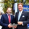 Oberbürgermeister Dirk Elbers (r.) gab gemeinsam mit Daniel Wall, Vorstandsvorsitzender der Wall AG, den Startschuss für das kostenlose WLAN-Netz in Düsseldorf.
