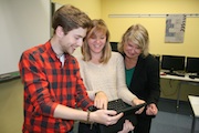 Bildungsdezernentin Sarah Sorge (rechts) übergibt Schülern in der Stadt Frankfurt am Main Tablet-PCs für den Praxistest im Unterricht.