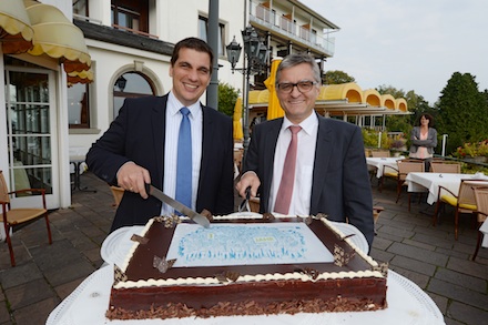 Grund zum Feiern: Klaus Eder (l.) und Alfred Müllner, Geschäftsführer des Stadtwerks am See, schneiden die Geburtstagstorte an.