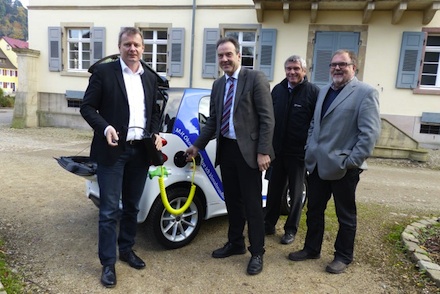 Dirk Blens (links), Bürgermeister von Sulzburg, mit dem neuesten Dienstfahrzeug der Gemeinde.