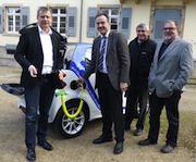 Dirk Blens (links), Bürgermeister von Sulzburg, mit dem neuesten Dienstfahrzeug der Gemeinde.