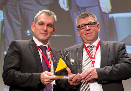 Ralf Levacher und Wolfgang Müller nahmen den VKU-Innovationspreis für die Stadtwerke Saarlouis entgegen.