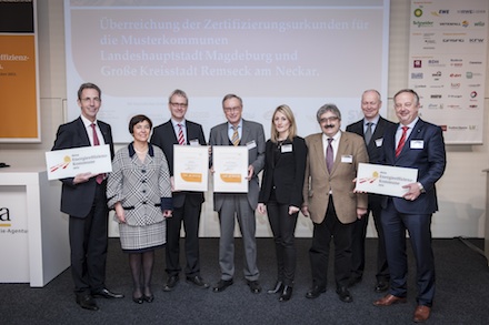 Vertreter der dena-Energieeffizienz-Kommunen Magdeburg und Remseck am Neckar bei der Verleihung der Auszeichnung auf dem dena-Energieeffizienzkongress.