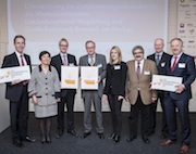 Vertreter der dena-Energieeffizienz-Kommunen Magdeburg und Remseck am Neckar bei der Verleihung der Auszeichnung auf dem dena-Energieeffizienzkongress.